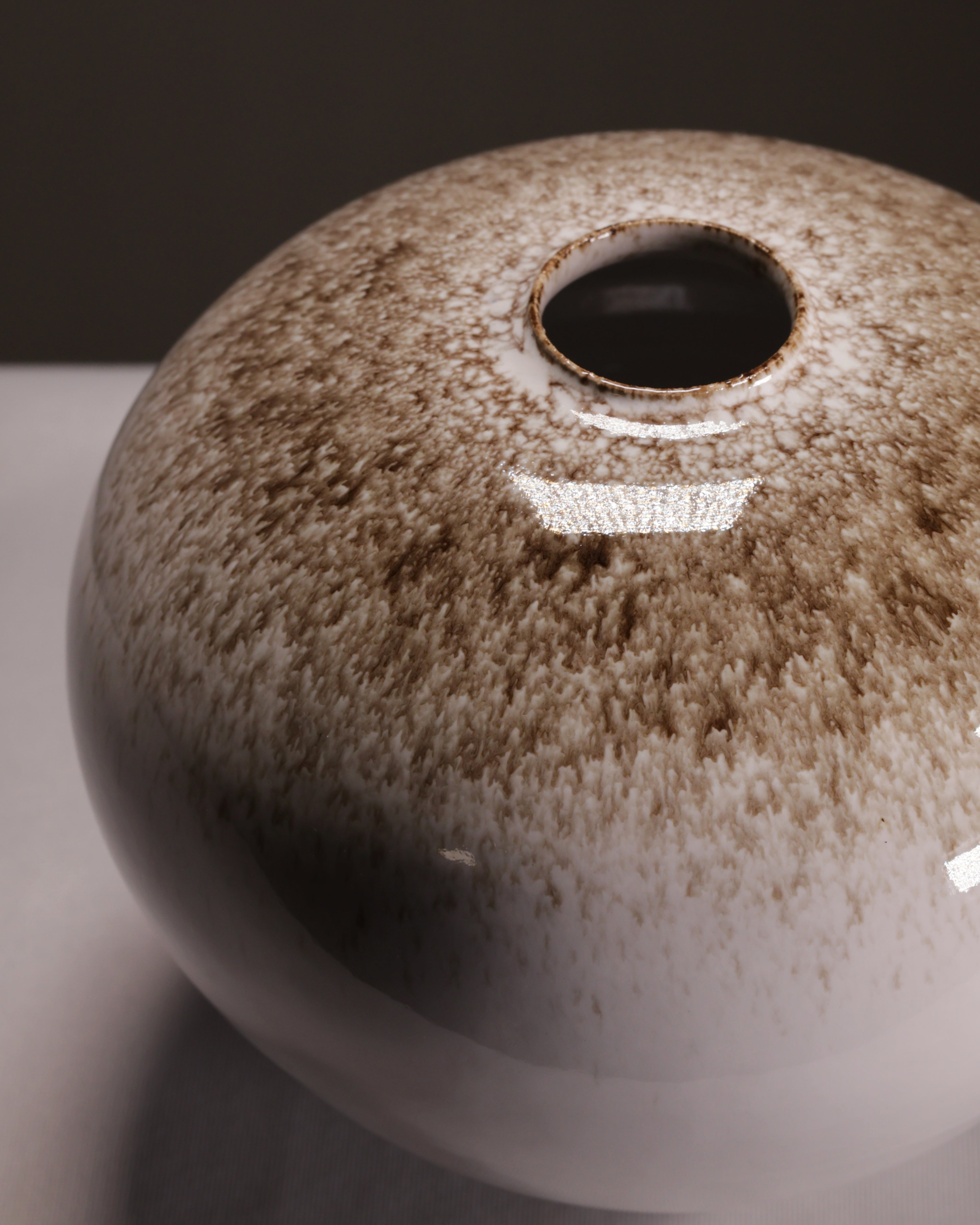 Contour Collection - Round Vase 2